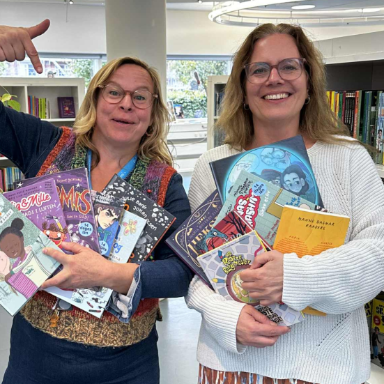 Anne og Johanne med bøger til Orlaprisen