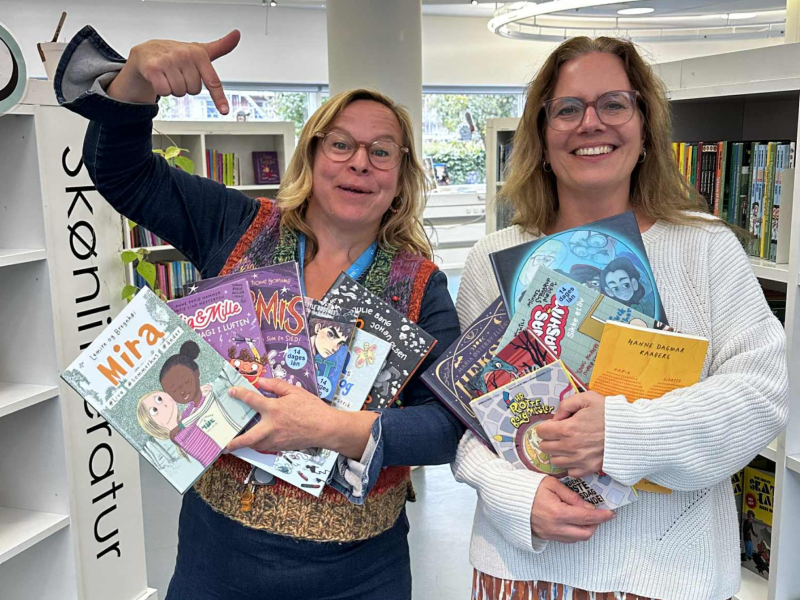 Anne og Johanne med bøger til Orlaprisen